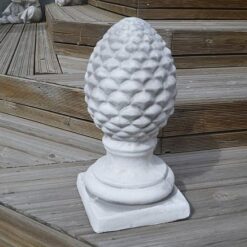 Käpypatsas, betonipatsas rappusella