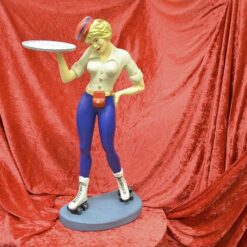 Tarjoilijapatsas, nainen sinisissä housuissa