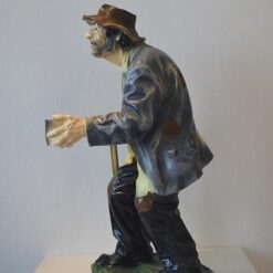 Kerjäläinen patsas, kuvattu sivulta