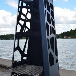 Pihatakka grillitasolla, väriltään tumma pihatakka grillitasolla meren rannalla