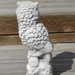 Pöllöpatsas, betonipatsas, kuvattu takaapäin