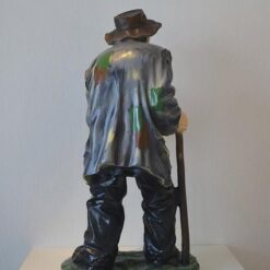 Kerjäläinen patsas, kuvattu takaapäin