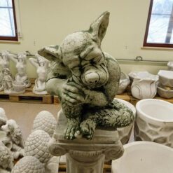 Betonipatsas Gargoyle, pylvään päällä