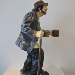 Kerjäläinen patsas, kuppi kädessä