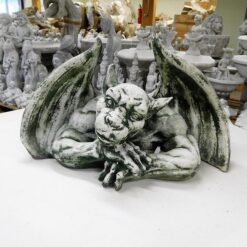 Betonipatsas Gargoyle sopii pihalle