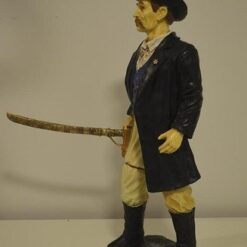 Sheriffi ja sapeli patsas, kuvattu sivulta