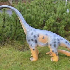 Dinosaurus patsas, kuvattu sivulta