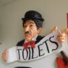 Chaplin, toilets taulu, oikea suunta