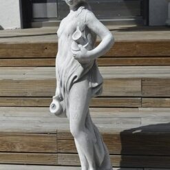 Rebekka naispatsas, betonipatsas, upea puutarhaan