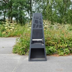 Pihatakka grillitasolla, väriltään tumma pihatakka grillitasolla pihalla