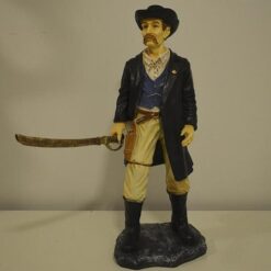 Sheriffi ja sapeli patsas, kuvattu edestä