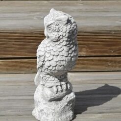 Pöllöpatsas, betonipatsas, kuvattu sivulta