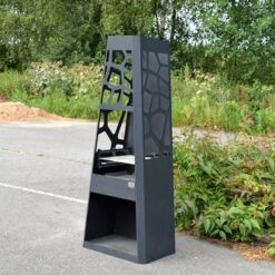 Pihatakka grillitasolla, väriltään tumma pihatakka grillitasolla edestä