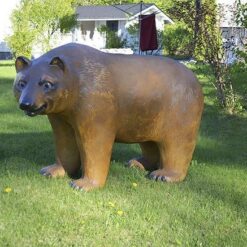 Karhupatsas, kuvattu sivulta pihalla