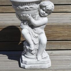 Amor Ruukkupatsas, betonipatsas, kuvattu edestä