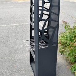 Pihatakka grillitasolla, väriltään tumma pihatakka grillitasolla sivusta kuvattuna