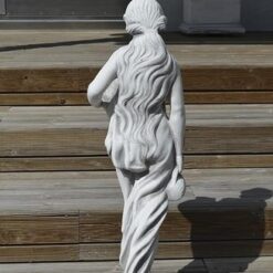 Rebekka naispatsas, betonipatsas