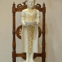 Buddhapatsas, seisova tuolilla