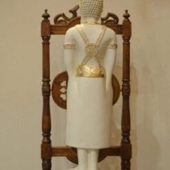 Buddhapatsas, kuvattu takaa, seisomassa