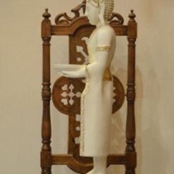 Buddhapatsas, sivulta tuolilla