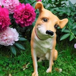 Koirapatsas Nipper, istumassa, läheltä