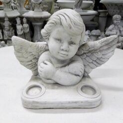 Enkelipoikapatsas, kuvattu läheltä, betonipatsas