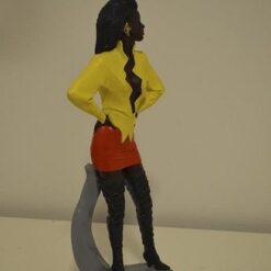 Naismallipatsas, punaisessa hameessa