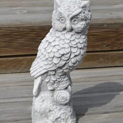 Pöllöpatsas, betonipatsas, kuvattu edestä