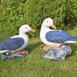 Lokkipatsas, tarkkailee puutarhassa