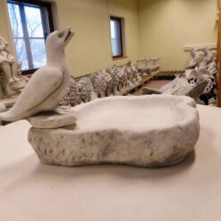 Lintuallas, betonipatsas