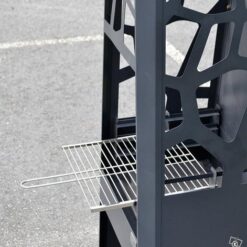 Pihatakka grillitasolla, väriltään tumma pihatakka grillitasolla läheltä kuvattuna