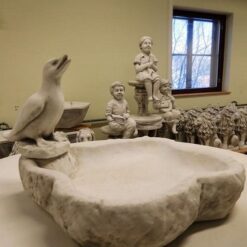 Lintuallas, betonipatsas, sisustus