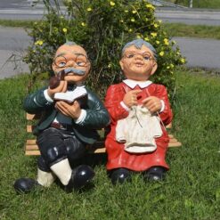 vaari ja mummo patsas penkillä, Ukko ja akka patsas,istuvat penkillä ja kuvattuna edestä