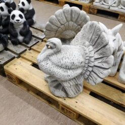 Kalkkunapatsas, Betonipatsas, kuvattu sivusta