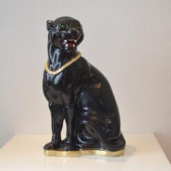 Puumapatsas, musta, pöydän päällä