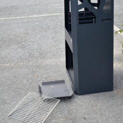 Pihatakka grillitasolla, väriltään tumma pihatakka grillitasolla, sivulta