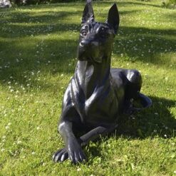 Tanskandoggi koirapatsas, jalat ristissä