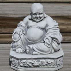 Buddha patsas, istuu ja kuvattu edestä