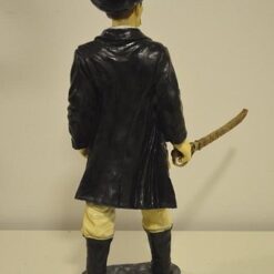 Sheriffi ja sapeli patsas, kuvattu takaapäin