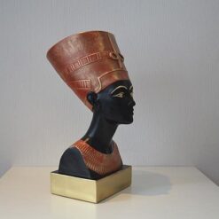 Nefertiti patsas, Egyptiläinen patsas, kuvattuna sivusta