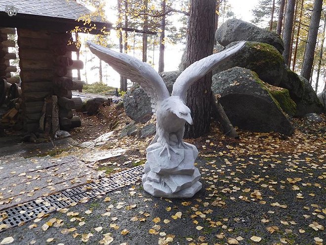 Kotkapatsas, betonipatsas, meren rannalla
