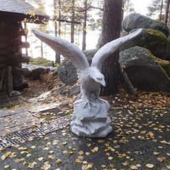 Kotkapatsas, betonipatsas, siivet levitettynä