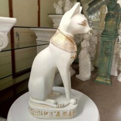 Kissapatsas Bastet, valkoinen, kuvattu sivulta