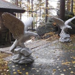 Kotkapatsas, betonipatsas, rappusten vieressä