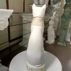 Kissapatsas Bastet, valkoinen, kuvattu takaa