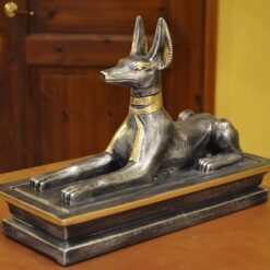 Anubis patsas, korvat pystyssä