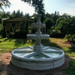 Suihkulähde, suuri betonipatsas, puutarhassa