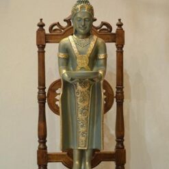 Buddhapatsas, seisova, kuvattu edestä