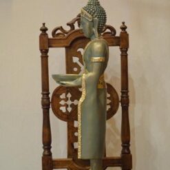 Buddhapatsas, seisova, kuvattu sivulta