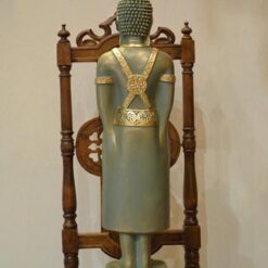 Buddhapatsas, tuolilla kuvattu takaa